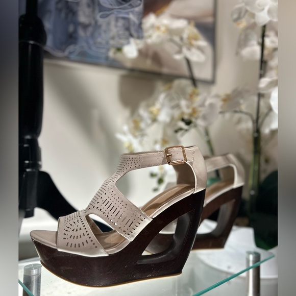 Hollow design heels. - Picture 3 of 5